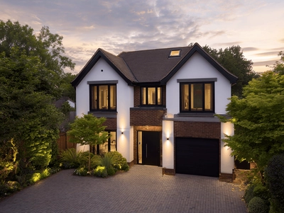  Full-building perspective: British detached home with anthracite aluminium tilt & turn windows